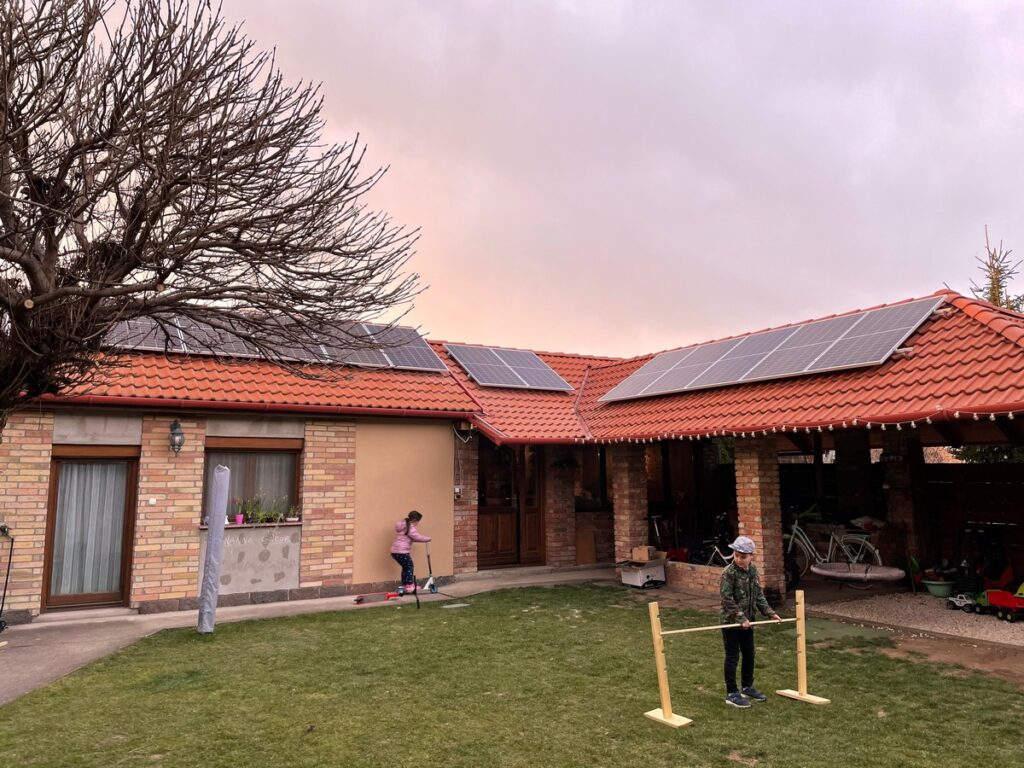 Gyöngyös 2022 16 db 370Wp Astronergy